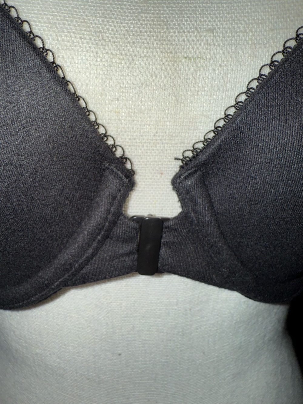 Victoria's Secret Black Lined Demi bra, pretty lace triangle back, front closure - Picture 4 of 5
